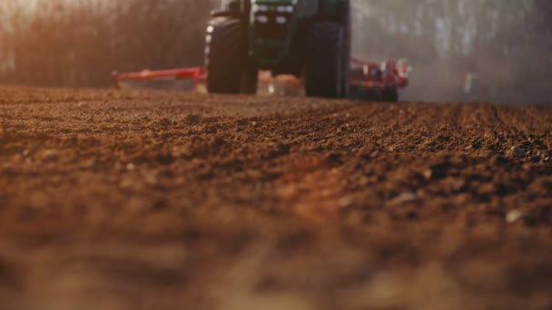 Mezőgazdasági traktor vetése és művelése — Stock videók