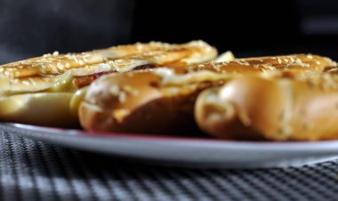 Jambon ve peynir kahvaltıda sıcak sandviç