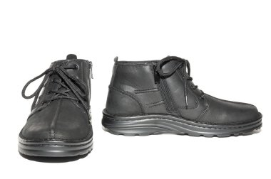 Beyaz arka planda kış botları