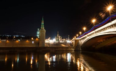 Nehrin yanında Aziz Basil Katedrali