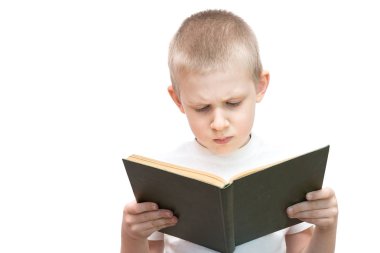 bir kitap okuyan çocuk