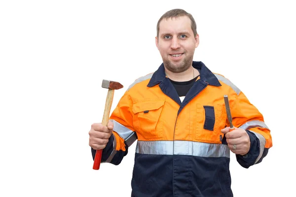 Man in overall met een hamer en beitel — Stockfoto