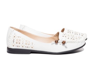 beyaz arkaplanda ayakkabılar