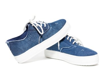 beyaz arkaplanda ayakkabılar