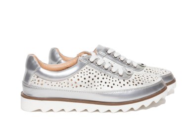 beyaz arkaplanda ayakkabılar