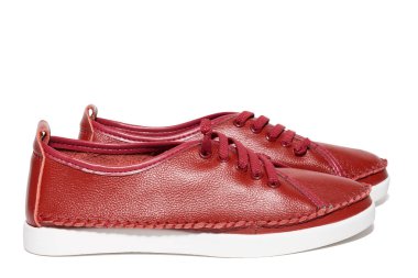 beyaz arkaplanda ayakkabılar