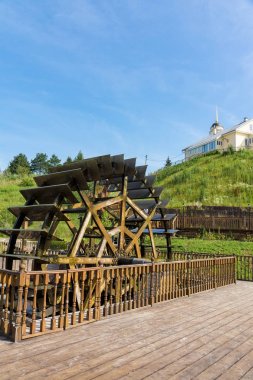 Kilisenin arka plan üzerinde su değirmeni