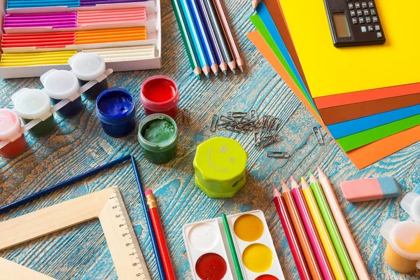 Mavi arka planda okul malzemeleri