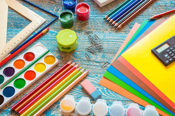 Mavi arka planda okul malzemeleri