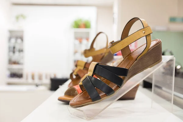 Zapatos de mujer en una tienda — Foto de Stock