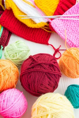 Bir top örgü iğne