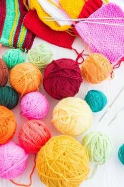 Bir top örgü iğne