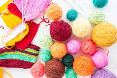 Bir top örgü iğne