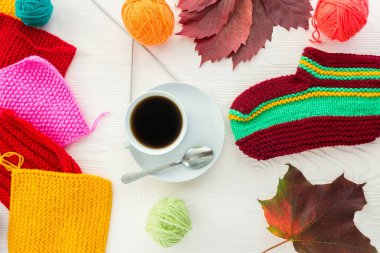 bir fincan kahve ile örgü