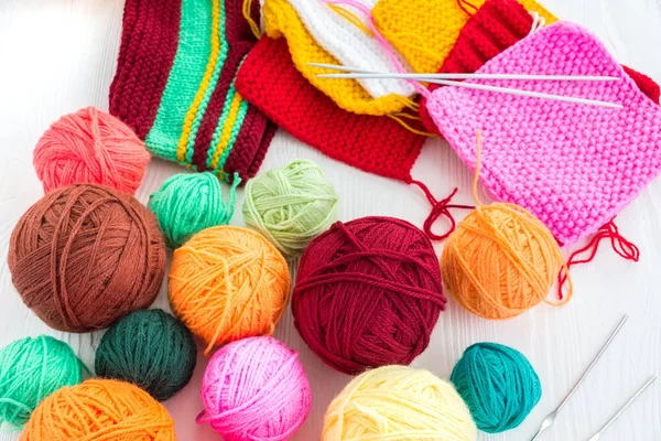 Bir top örgü iğne