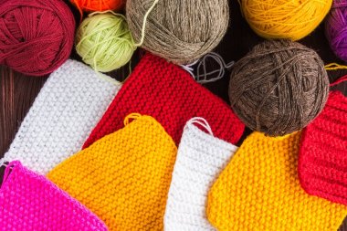 Bir top örgü iğne