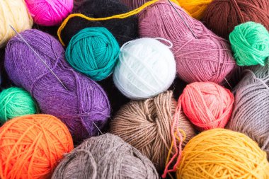 Bir top örgü iğne