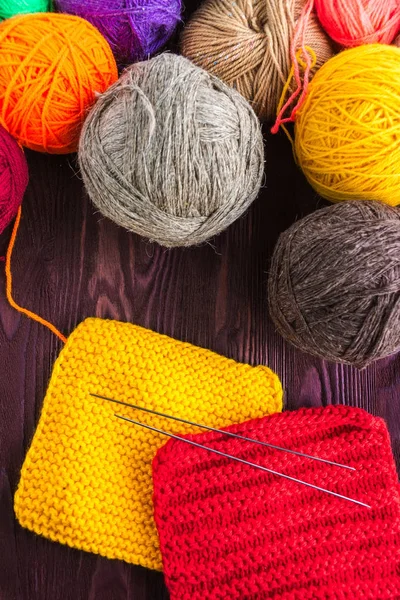 Strickknäuel aus Garn und Stricknadeln — Stockfoto