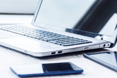 Tablet ve smartphone ile dizüstü bilgisayar