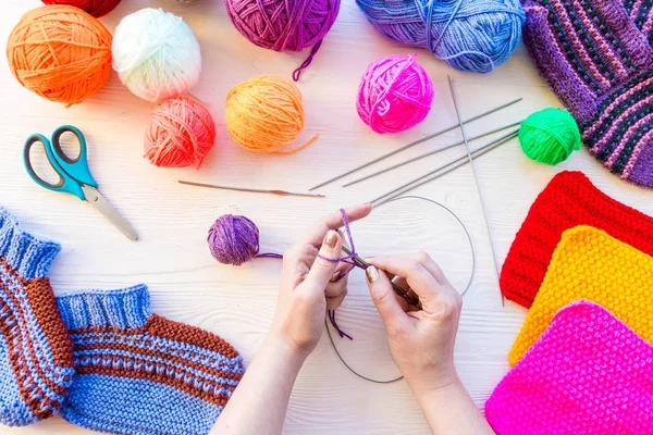 Girl knits strumpa stickor — Stockfoto