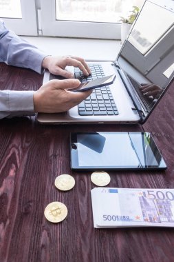Laptop ile nakit ve bitcoin