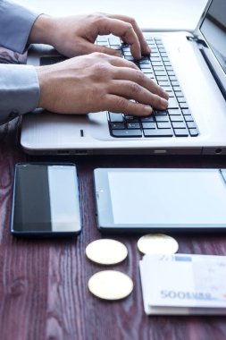 Laptop ile nakit ve bitcoin