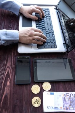 Laptop ile nakit ve bitcoin