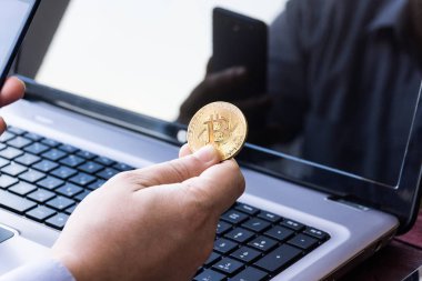 Laptop ile nakit ve bitcoin