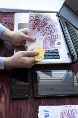 Laptop ile nakit ve bitcoin