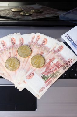 Laptop ile nakit ve bitcoin