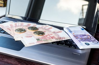 Laptop ile nakit ve bitcoin