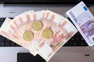 Laptop ile nakit ve bitcoin