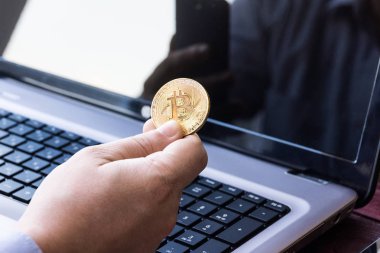 Laptop ile nakit ve bitcoin