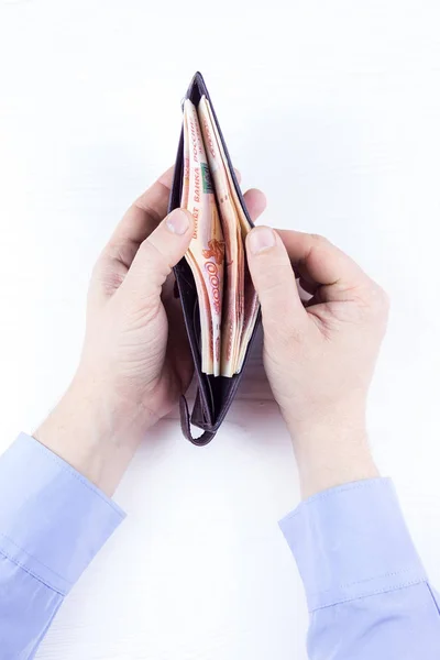 Tas met geld in handen — Stockfoto