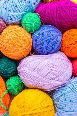 Bir top örgü iğne