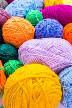 Bir top örgü iğne