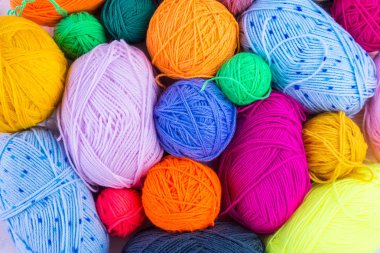 Bir top örgü iğne