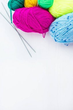 Bir top örgü iğne