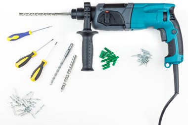 Perforator ve tornavida vida ile