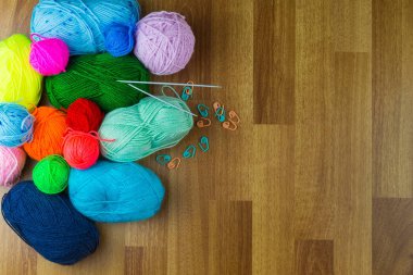 Bir top örgü iğne