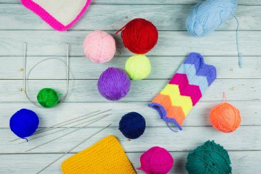 Mavi arkaplanda örgü örmek