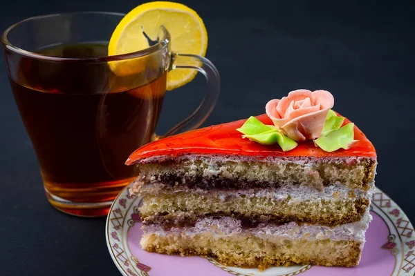 Чай лимон и торт — стоковое фото