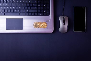 Cep telefonu laptopta. Çevrimiçi ödeme ve alışveriş. Bilgisayarın yanında Bitcoin ve Euro