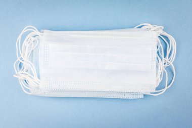 Beyaz tıbbi maske izole. Kirliliğe, virüse, gribe ve koronavirüse karşı yüz maskesi koruması. Sağlık ve Cerrahi Konsept.