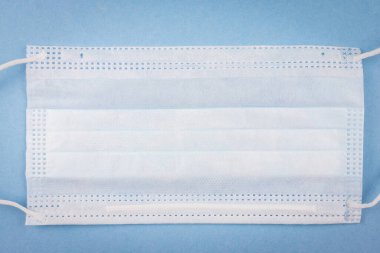 Beyaz tıbbi maske izole. Kirliliğe, virüse, gribe ve koronavirüse karşı yüz maskesi koruması. Sağlık ve Cerrahi Konsept.