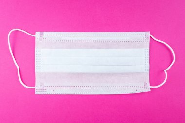 Beyaz tıbbi maske izole. Kirliliğe, virüse, gribe ve koronavirüse karşı yüz maskesi koruması. Sağlık ve Cerrahi Konsept.