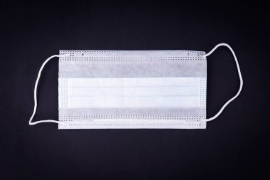 Beyaz tıbbi maske izole. Kirliliğe, virüse, gribe ve koronavirüse karşı yüz maskesi koruması. Sağlık ve Cerrahi Konsept.