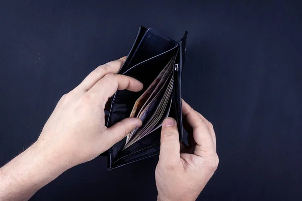 Een Man Houdt Een Open Portemonnee Met Geld Zijn Handen — Stockfoto