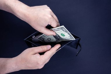 Bir adam elinde para olan açık bir cüzdan tutuyor. Eller cüzdanından paraları çıkarır. Kağıt paranın reddedilmesi, enflasyon, finansal kriz.