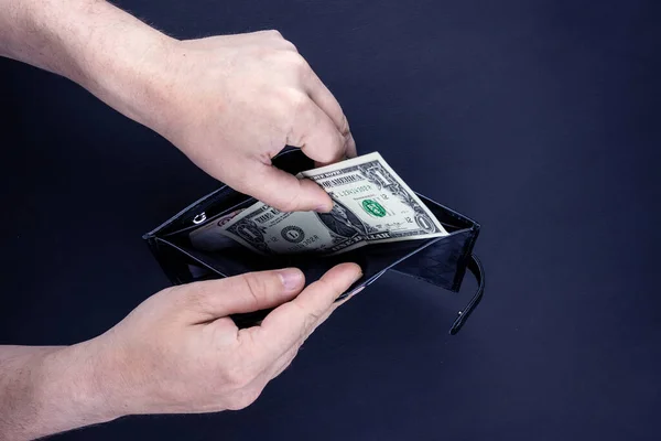 Een Man Houdt Een Open Portemonnee Met Geld Zijn Handen — Stockfoto